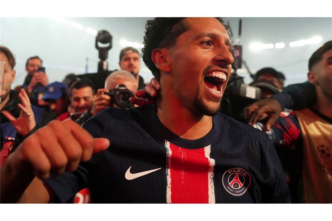Seitenhieb gegen Mbappé: Paris' neue Champions-League-Helden PSG-Kapitän Marquinhos jubelt mit den Fans.