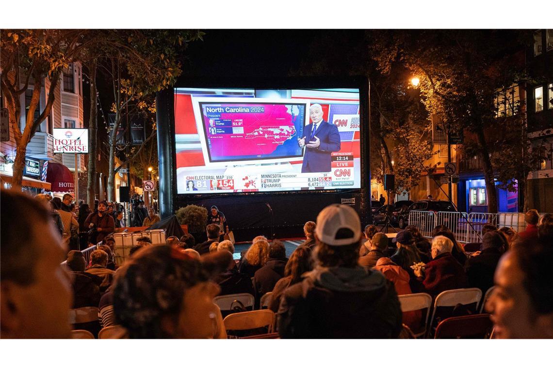 Verzweiflung hier, Euphorie da – Bilder einer Wahlnacht „Public Viewing“ der Wahlergebnisse: In den Straßen von San Francisco verfolgen Menschen die neuesten Entwicklungen.