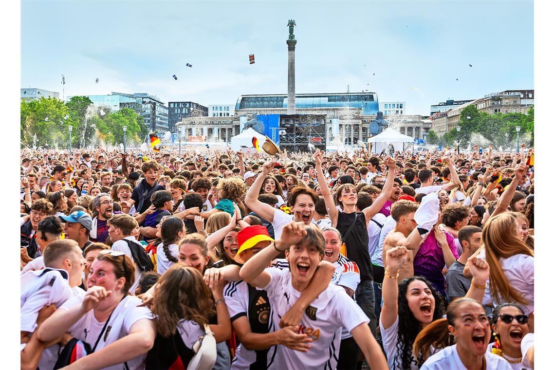Wer auf dem Schlossplatz das Bier ausschenkt Public Viewing fand zuletzt bei der EM auf dem Schlossplatz statt.