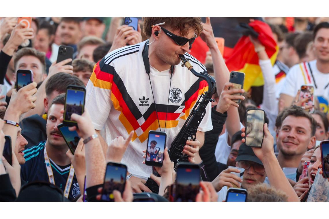 Public Viewing im Party-Modus: André Schnura bläst nach dem Deutschland-Sieg gegen Curaçao zum Sieges-Soundtrack