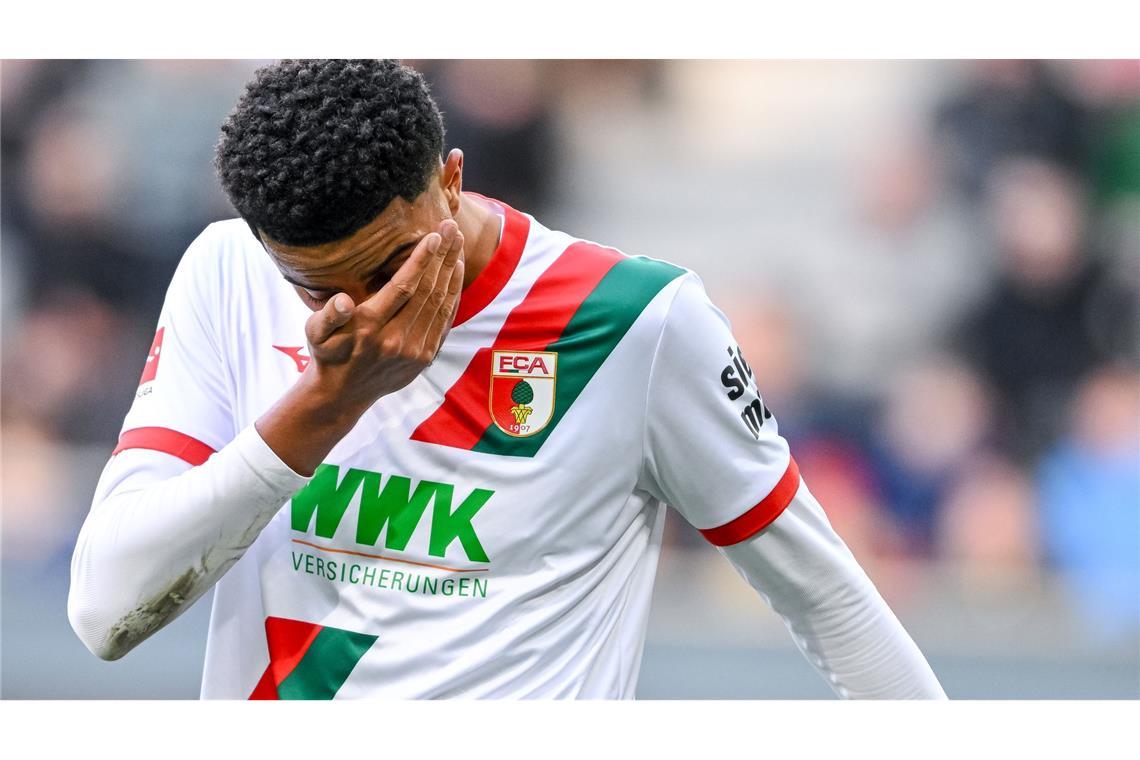 Pure Enttäuschung: Augsburgs junger Abwehrspieler Noahkai Banks.