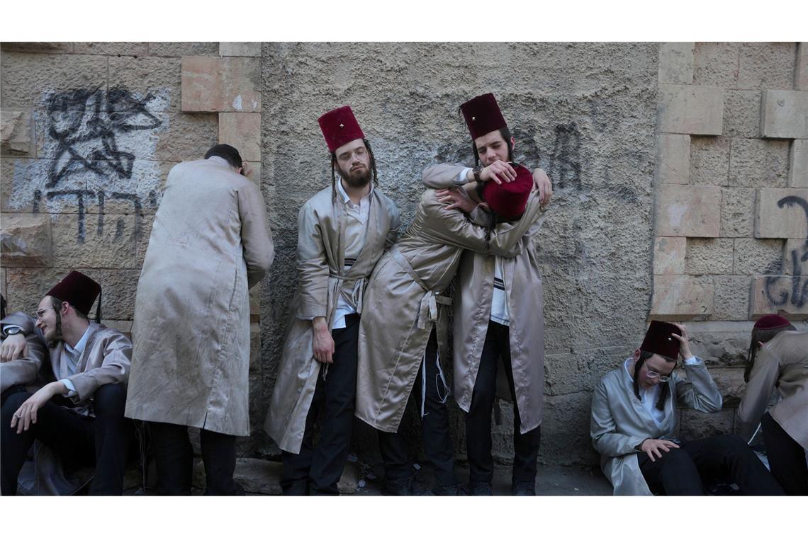 Bilder des Tages Purimfest - Israel: Ultra-orthodoxe jüdische Männer feiern das jüdische Purim-Fest in Mea Shearim.