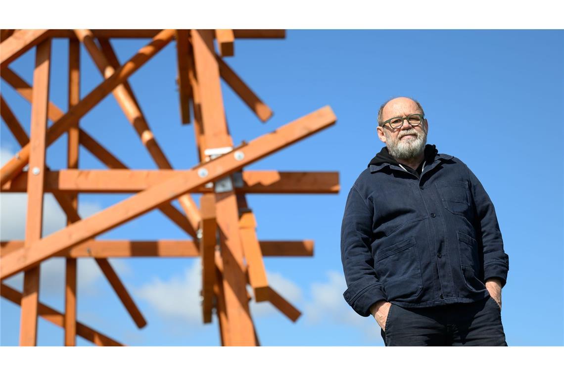 "Purple Path"-Kurator Alexander Ochs steht an der Arbeit "Zwei in einander Gewobene" des Konzeptkünstlers Olaf Holzapfel in Amtsberg. Das Gros der Kunstwerke an dem Kunst- und Skulpturenweg bleibt über das Jahr 2025 in der Region erhalten. (Archivbild)