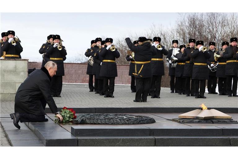 Putin - hier bei der Kranzniederlegung an einem Denkmal für gefallene Weltkriegssoldaten in Murmansk - sieht sich im Krieg gegen die Ukraine auf der Siegerstraße.