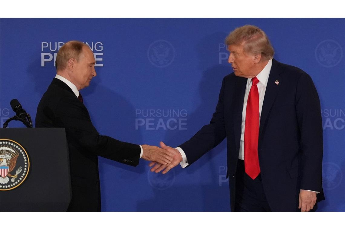 Putin (l) und Trump sehen den US-Plan an Grundlage für ein Ende des Ukraine-Kriegs. (Archivbild)