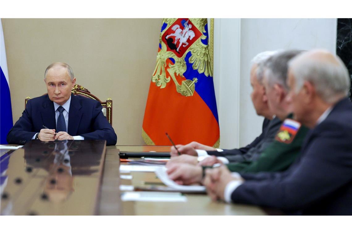 Putin will Mittelstreckenraketen in Serie produzieren Putin lobte seine Militärs und Rüstungsfabriken für den Bau der neuen Rakete.