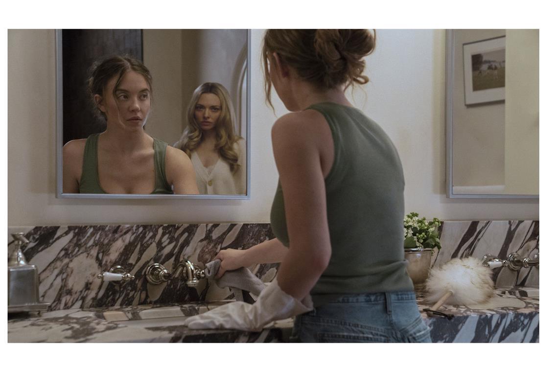 Putzen, kochen, Hausarbeiten sind Millies neue Aufgaben in dem betuchten Haushalt.