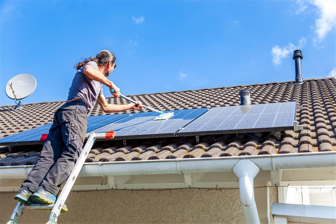 PV-Module reinigen - Richtiges Vorgehen & Tipps PV-Module reinigen: Warum eine regelmäßige Reinigung der Solaranlage wichtig ist, wie hoch die Kosten sind und ob sich die Reinigung selbst lohnt – alle Infos im Überblick.