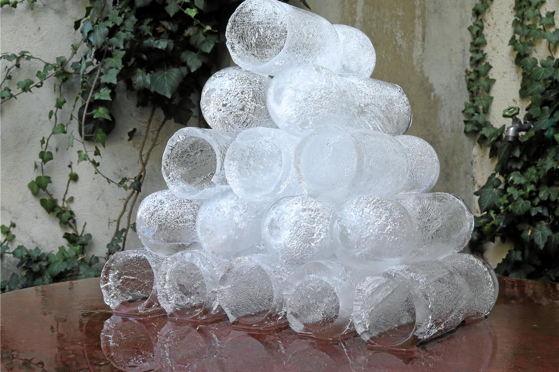 Pyramidal (2018) ist eines der experimentellen Kunstwerke: In PET-Flaschen gefrorenes Wasser wird den Einflüssen der Witterung ausgesetzt.