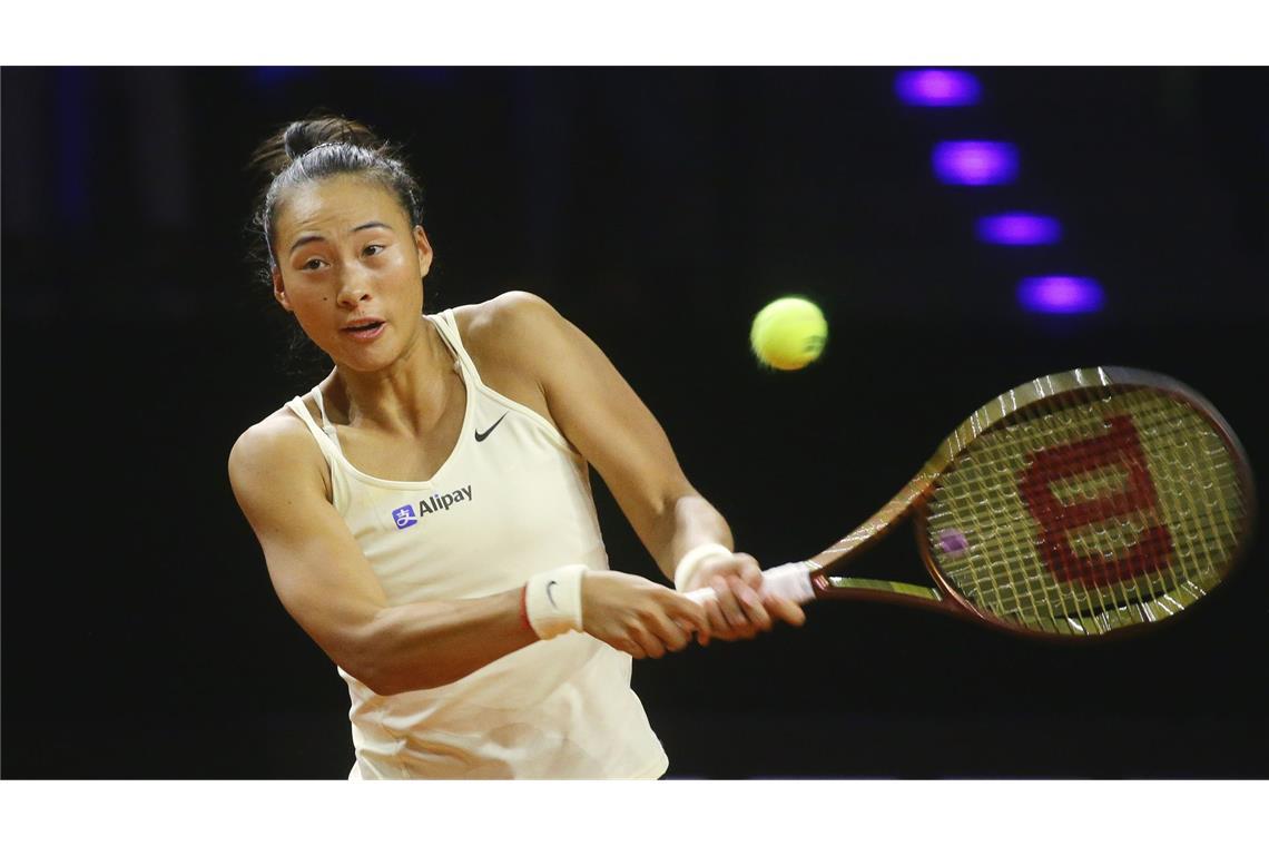 Laura Siegemund verliert deutsches Marathon-Duell Qinwen Zheng (22 Jahre alt, WTA-Rang 8): 2024 war das erfolgreichste Jahr in der Karriere der chinesischen Tennisspielerin. Die Sportlerin holte olympisches Gold in Paris – außerdem erreichte sie das Finale bei den Australian Open sowie den WTA-Finals in Saudi-Arabien. Eine starke Vorhand und ein schneller Aufschlag zeichnen Zhengs Spiel aus. Die 22-Jährige mag es, das Spielgeschehen an sich zu reißen und dominant aufzuspielen. 2025 verlief für sie bisher verhältnismäßig schwach. Zeit für sie, das in Stuttgart zu ändern.