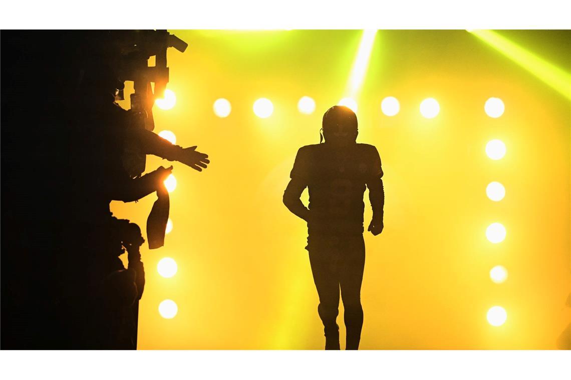 Quarterback Aaron Rodgers kommt in Pittsburgh auf das Spielfeld.