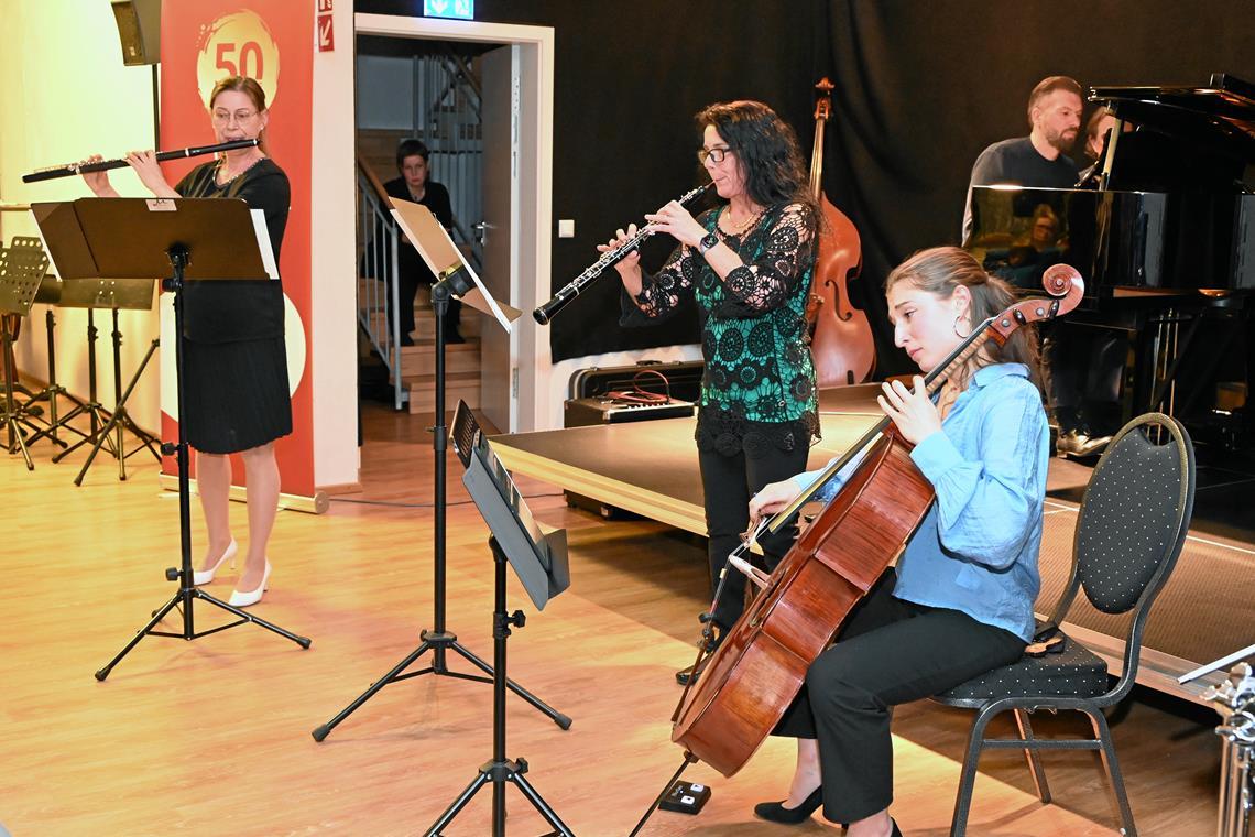 Klassische Kammermusik mit kleiner Premiere Quartett mit (von links) Querflötistin Ulrike Baral-Firnau, Oboistin Manuela Leggo, Cellistin Anna de Belsunce und Pianist Alexander Marthaler. Foto: Elisabeth Klaper