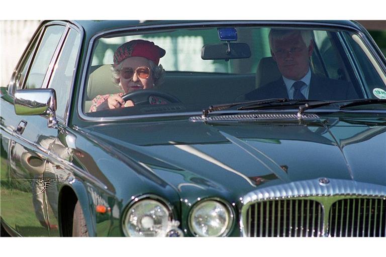 Queen Elizabeth II. am Steuer eines Daimler Double Six. Die Langzeitmonarchin hatte eine Vorliebe für britische Luxusautos.