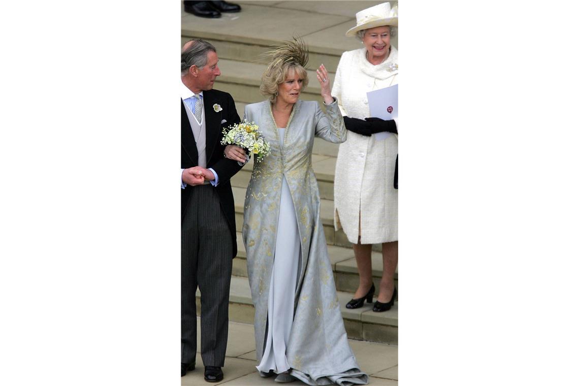 Eine Hochzeit und ein Todesfall Queen Elizabeth II. kam erst zum Segensgottesdienst in der St. George’s Chapel, hielt aber beim anschließenden Empfang eine freundliche Rede auf das Paar.