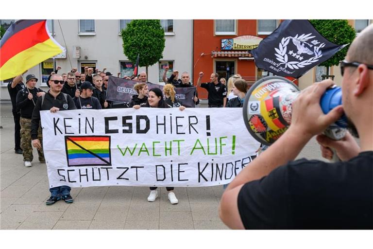 Queer und LGBTQ sind Bezeichnungen, die offensichtlich immer noch einigen Angst machen. Der Kampf gegen sexuelle Selbstbestimmung gehört mit zu den Versuchen, rückwärtsgewandt zu agieren.