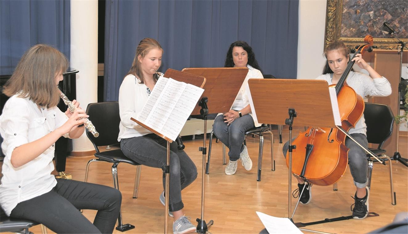 Musik hilft, mit Gefühlen umzugehen Querflötenschülerin Marielena Winges, Oboenschülerin Justina Gunther und Violoncelloschülerin Judith Gunther präsentierten das Allegro ma cantabile aus dem Concerto g-Moll von Vivaldi.