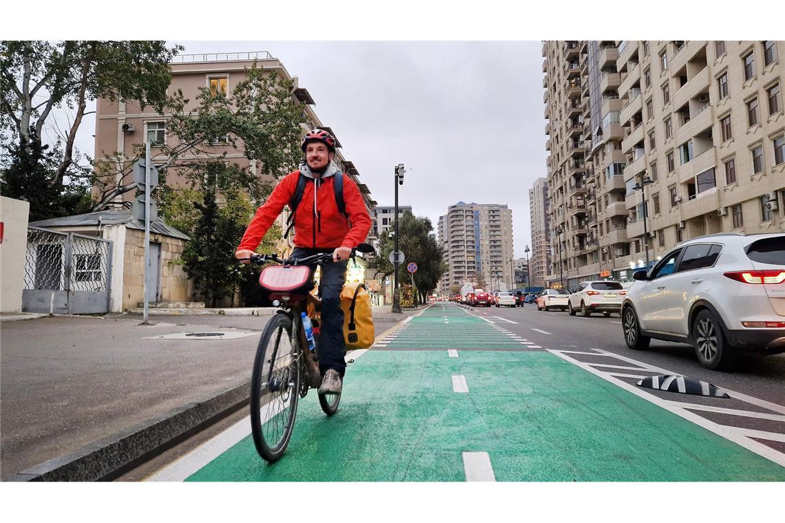 Per Rad zum Klimagipfel: Freiburger fährt 110 Tage nach Baku Radfahrer Ingwar Perowanowitsch ist von Deutschland aus mit dem Rad zur Weltklimakonferenz COP29 nach Baku gefahren.