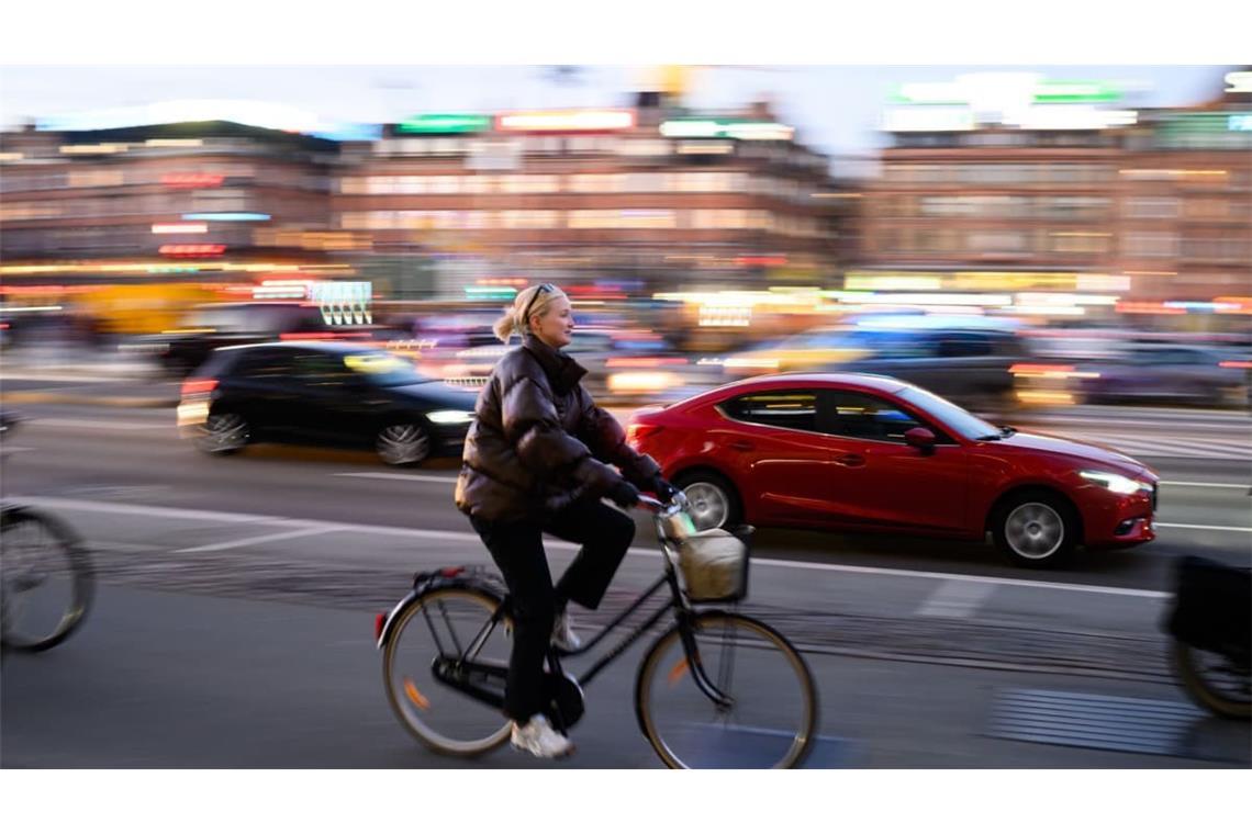 Radfahrerin in Kopenhagen: Selbst in dieser fahrradfreundlichen Stadt dominiert noch das Auto.