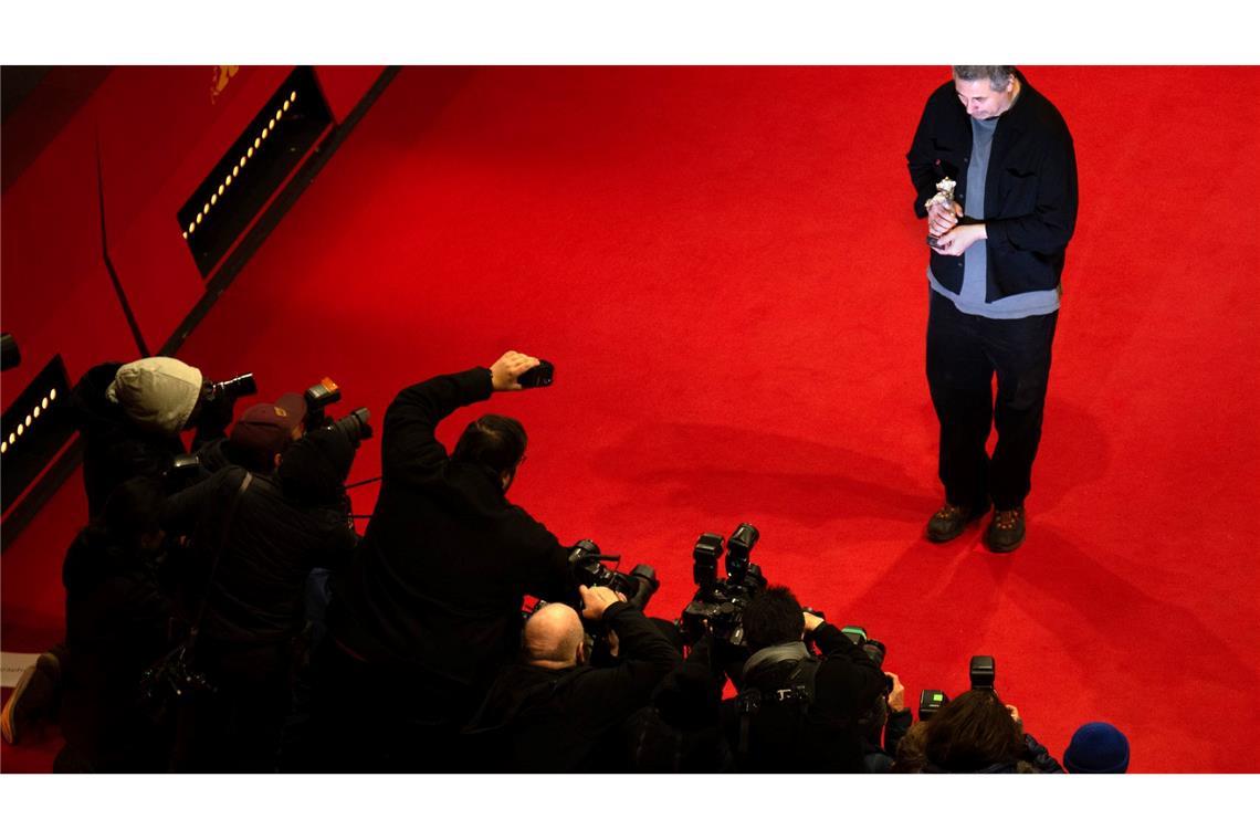 Berlinale-Gala: Ruf gegen Nazi-Film und "mordende Bastarde" Radu Jude präsentiert seinen Bären.