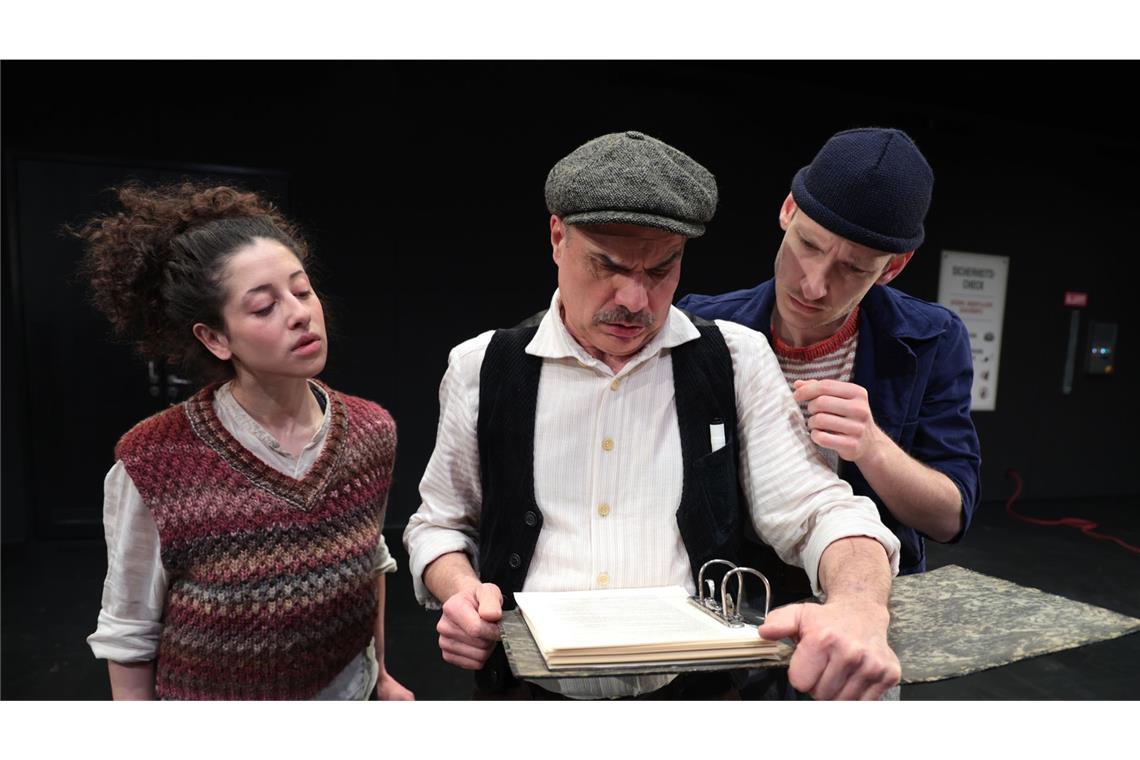 Rätselraten bei Adriana Fernandez Falso, Gerd Ritter und Maximilian Schaible. In der Anleitung steht nicht, was zu tun ist.