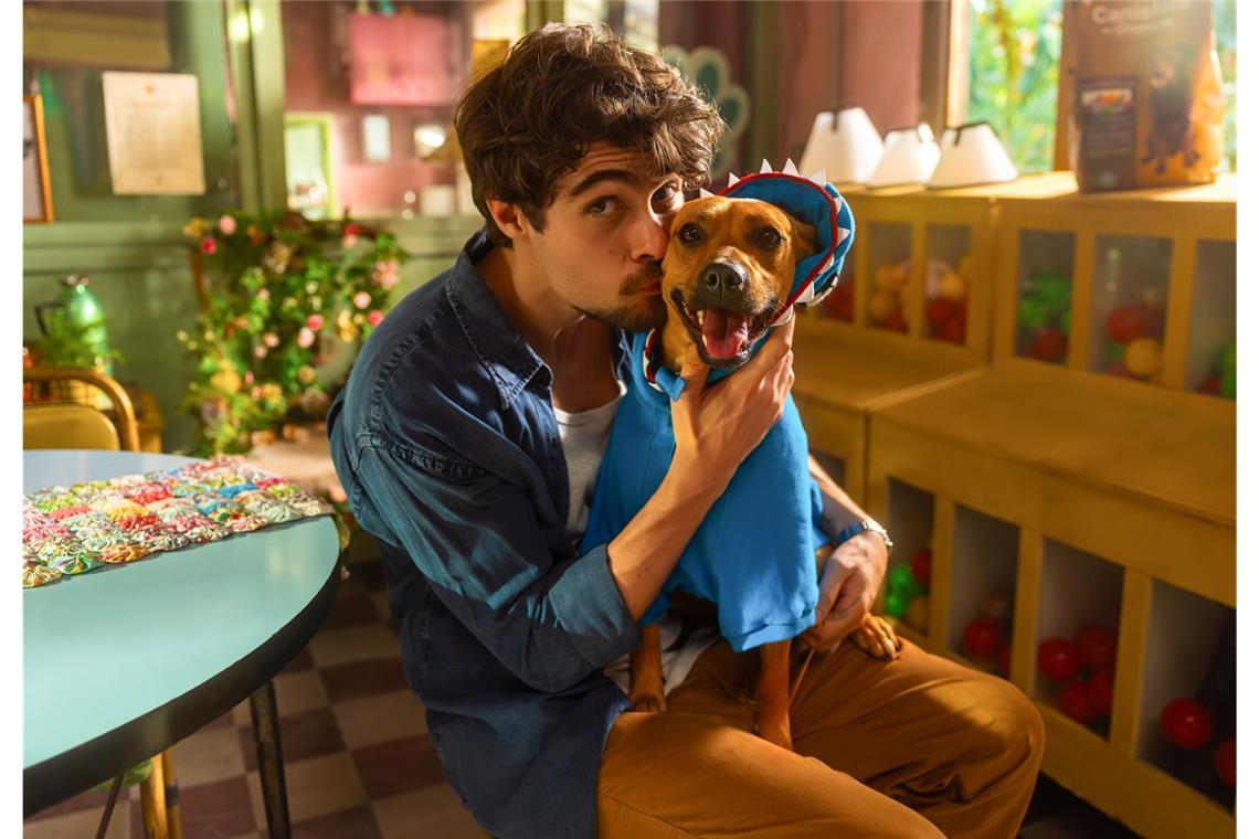 Dieser süße Hund verdreht gerade der ganzen Welt den Kopf Rafael Vitti als Pedro und Amendoim as Caramelo werden im neuen Netflix-Film gute Freunde.