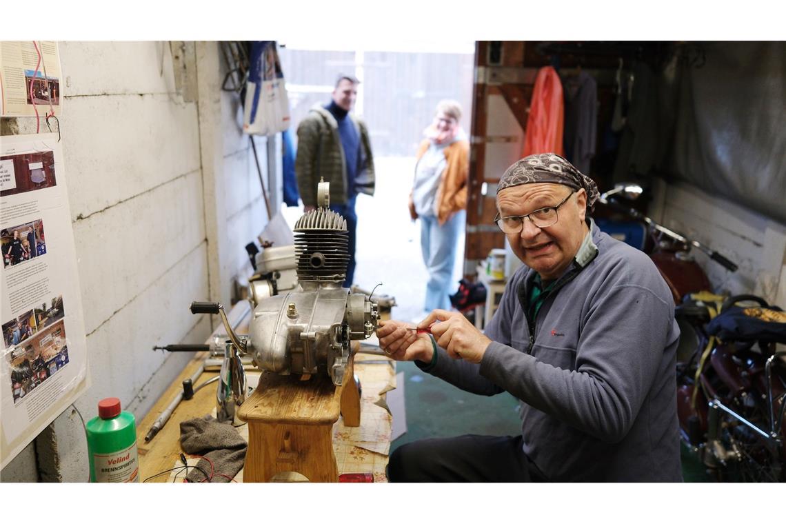 Bilder des Tages Raik Drechsler arbeitet an einem Mopedmotor.