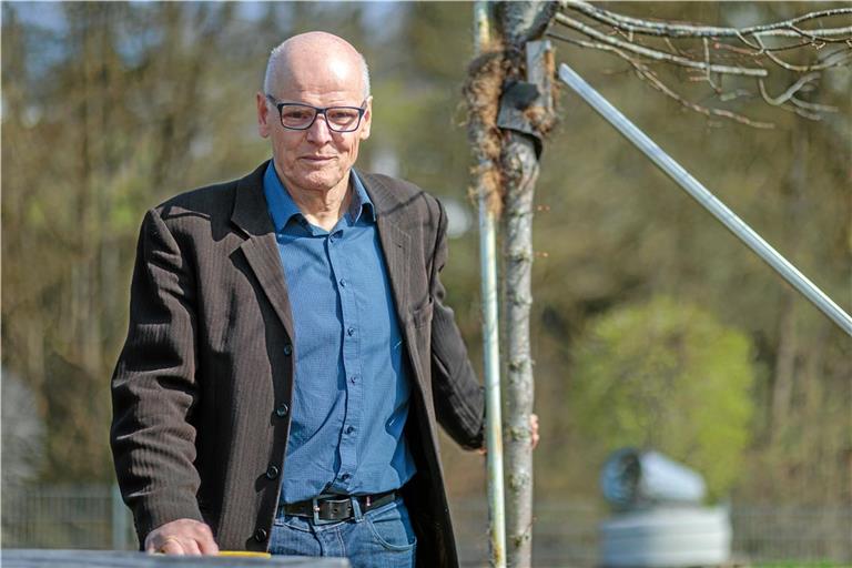 Rainer Braulik blickt auf eine bewegte, verantwortungsvolle Zeit während seiner Arbeit für die Stadt und Stadtwerke zurück. Ein ehemaliger Meister der Stadtwerke hat schon vor ein paar Jahren ein lebendiges Zeichen für seinen Chef gesetzt: Auf dessen Initiative wurde eine „Braulik-Linde“ auf dem Gelände gepflanzt (hinten). Foto: Stefan Bossow