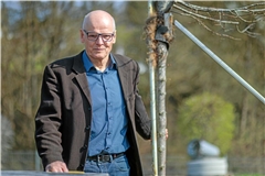 Rainer Braulik blickt auf eine bewegte, verantwortungsvolle Zeit während seiner Arbeit für die Stadt und Stadtwerke zurück. Ein ehemaliger Meister der Stadtwerke hat schon vor ein paar Jahren ein lebendiges Zeichen für seinen Chef gesetzt: Auf dessen Initiative wurde eine „Braulik-Linde“ auf dem Gelände gepflanzt (hinten). Foto: Stefan Bossow