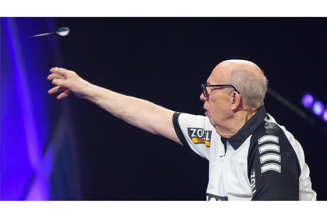 Rainer Calmund wirft bei der Promi-Darts WM 2026 einen Dart.