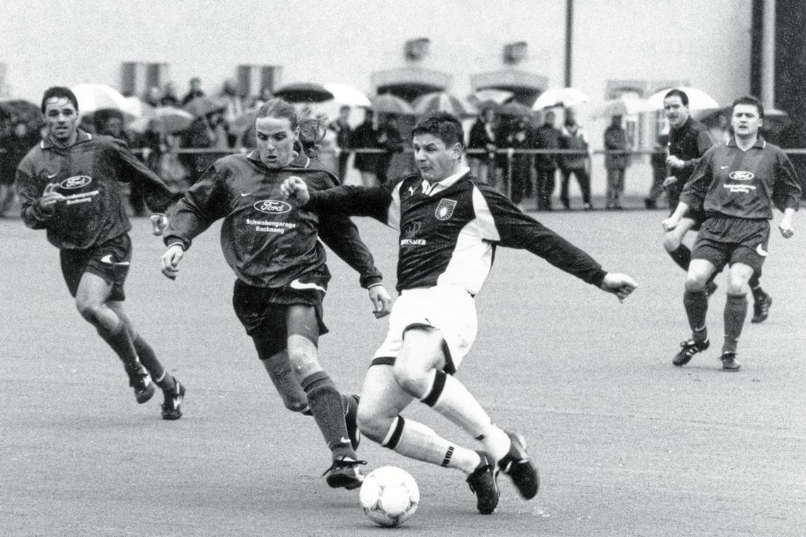Mehr als ein schnödes Zweitrundenduell Rainer Häußermann (am Ball, im Duell mit Torsten Mayer vom FC Viktoria) war Großaspachs langjähriger Torgarant. Archivfoto: B. Strohmaier