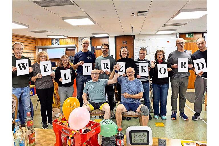 Rainer Hagenlocher (vorne links) und Uwe Luckscheiter (vorne rechts) haben den Weltrekord im 24-Stunden-Kegeln mit Unterstützung zahlreicher Helfer vorzeitig geknackt.