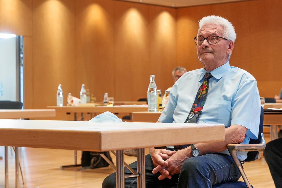 Stadtrat Rainer Hirzel verabschiedet sich nach 28 Jahren Rainer Hirzel bei seiner Verabschiedung in der Festhalle. Foto: J. Fiedler