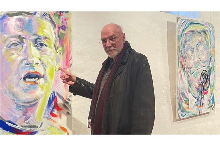 Rainer Vogt 2024 inmitten einer Ausstellung  eigener Porträts zum Thema „Mächtige“ in der Zehntscheuer in Abtsgmünd