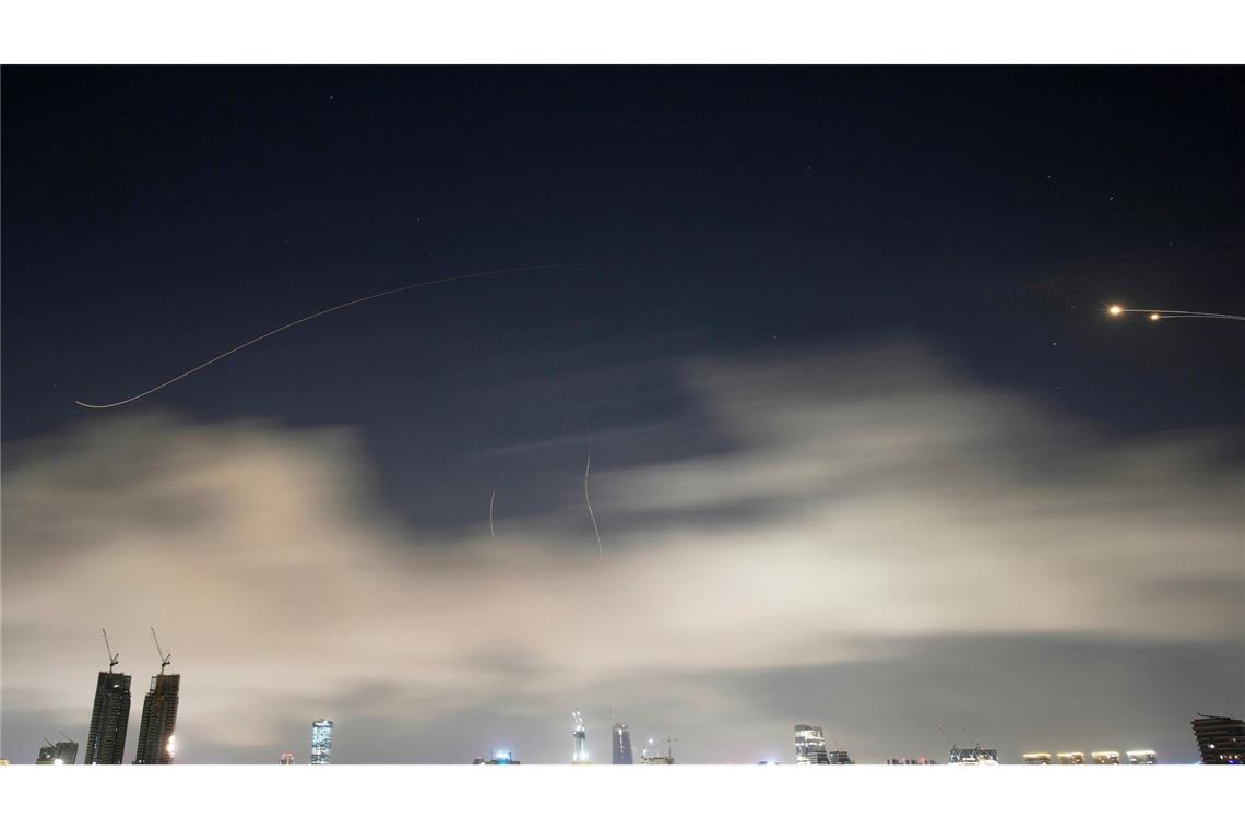 Raketenabwehr feuert, um Raketen aus dem Iran über Tel Aviv abzufangen.