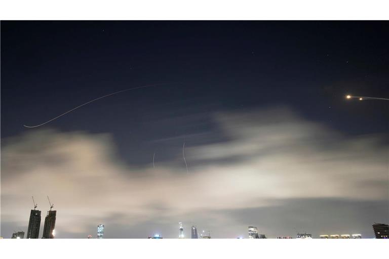 Raketenabwehr feuert, um Raketen aus dem Iran über Tel Aviv abzufangen.