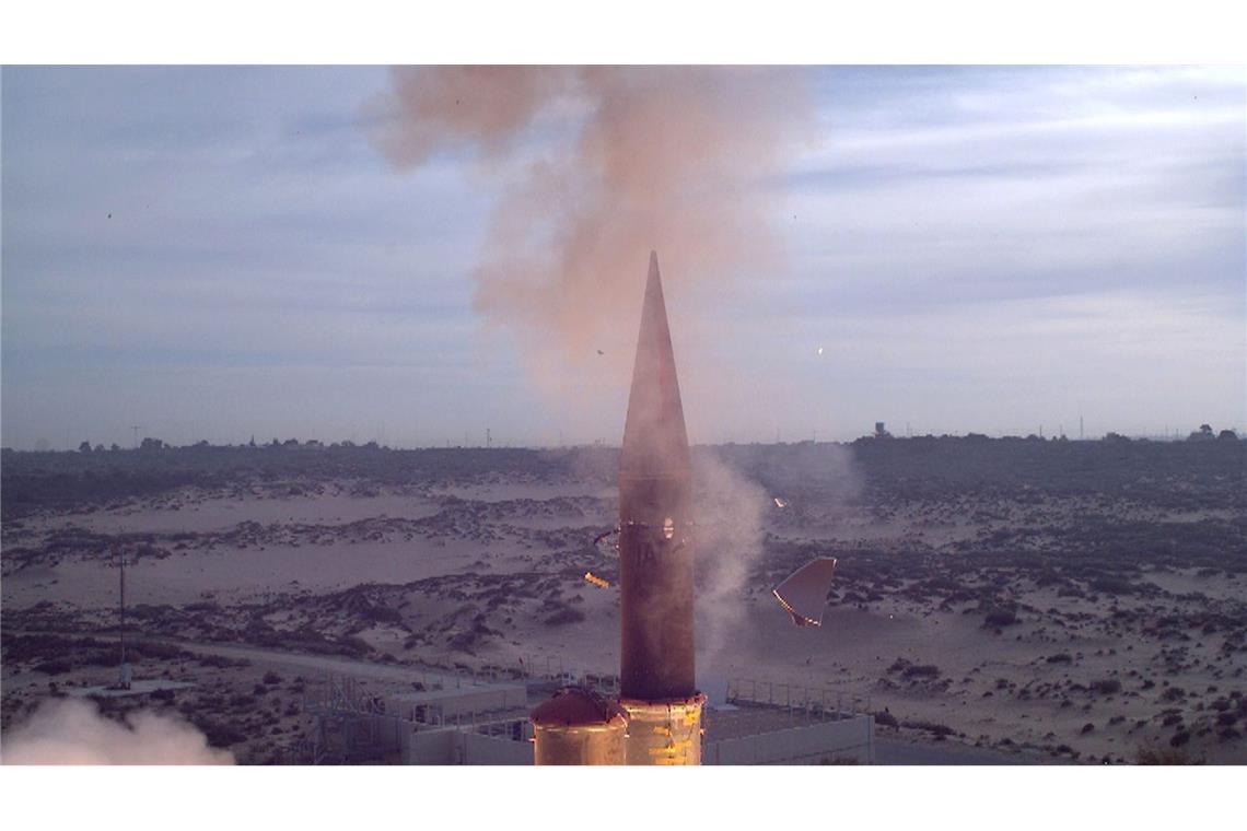 Luftwaffen-Inspekteur übernimmt erste Teile für Arrow 3 Raketenabwehrsystem Arrow 3