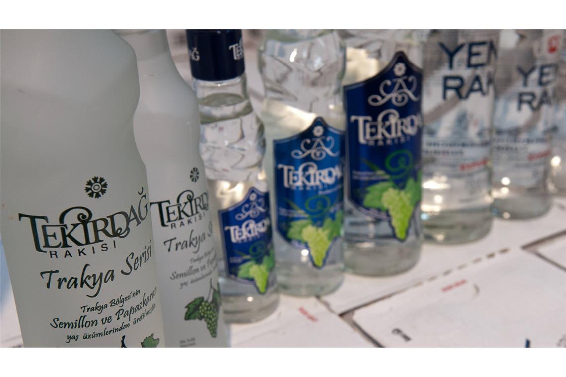 104 Tote durch giftigen Alkohol in der Türkei Raki gilt in der Türkei als Nationalspirituose, ist aber inzwischen sehr teuer geworden.