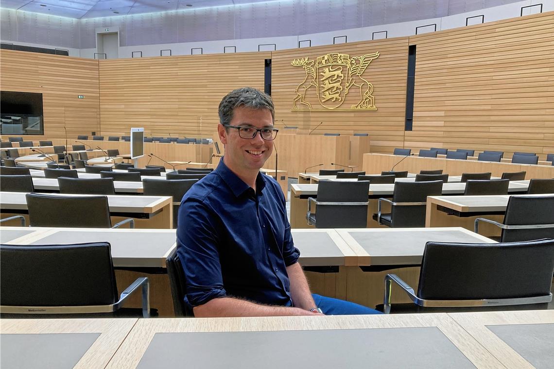 Ralf Nentwich auf seinem angestammten Platz im Landtag von Baden-Württemberg. Mit 58 Abgeordneten stellen die Grünen hier die größte Fraktion. In seinem ersten Jahr hat der Backnanger Abgeordnete zwei Reden im Plenarsaal gehalten. Foto: Kornelius Fritz