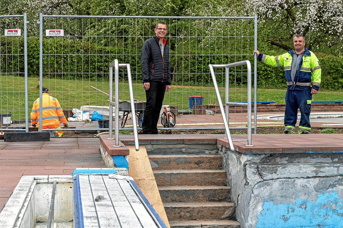 Im Freibad wird kräftig geschafft Ralf Wallau, Vorsitzender des Freibadfördervereins, und Christian Runkel (von links), der im April als Bäderfachkraft gestartet ist und nun bei den Renovierungen mitanpackt, vor der Abschrankung im Kinderbereich, dessen großes Becken gerade grundlegend erneuert wird. Fotos: J. Fiedler