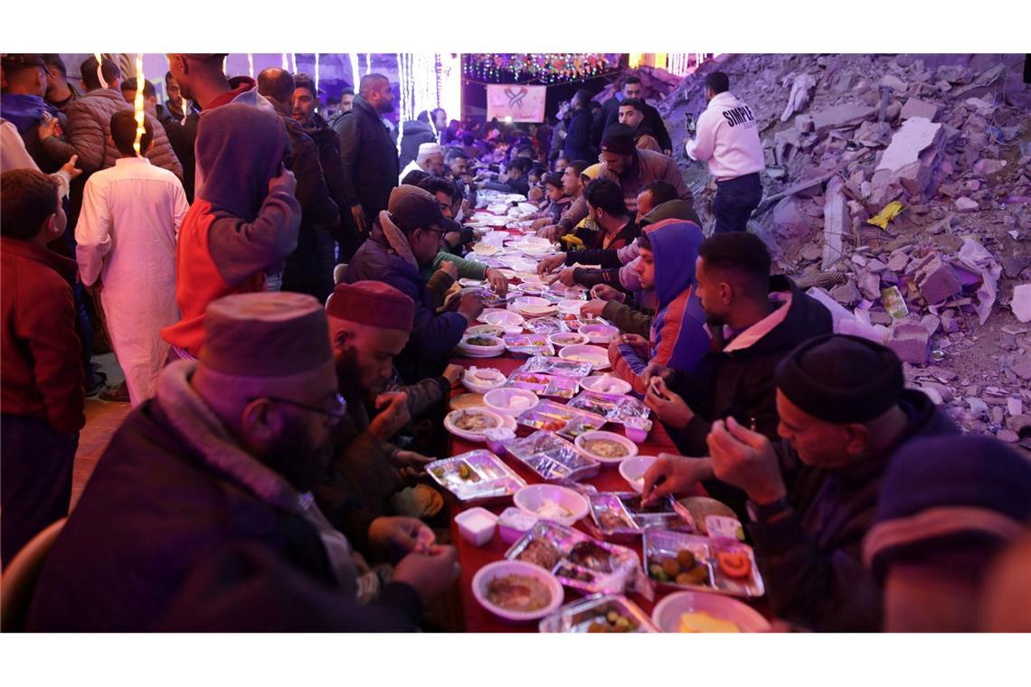 Bilder des Tages Ramadan in den Trümmern des Krieges: Palästinenser nehmen ihr Suhoor-Essen ein