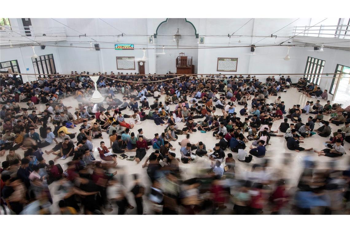 Ramadan - Schüler verlassen die Moschee nach dem Mittagsgebet während des heiligen Fastenmonats Ramadan in der Ar-Raudlatul Hasanah Islamic Boarding School.