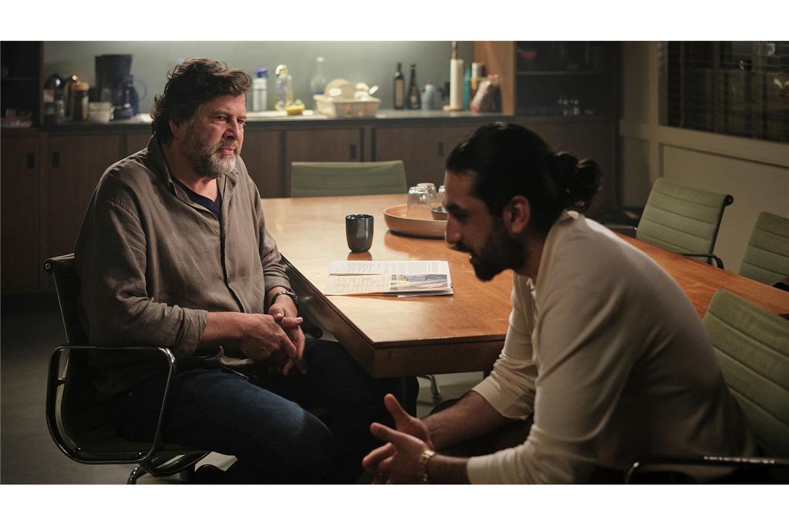 Ramin Taremi (rechtst, Omid Memar) wird in dem neuen "Tatort: Innere Angelegenheiten" verdächtigt. Er ist ein Intensivtäter, der in diesem Fall aber seine Unschuld beteuert.