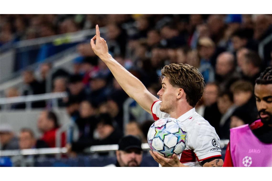 Ramon Hendriks (Note 3): Bei seinem vierten Startelf-Einsatz in Folge rückte der Niederländer von der Außen- in die Innenverteidigung und war dort in der druckvollen VfB-Anfangsphase wenig gefordert. In der Spieleröffnung ohne großes Risiko, aber weitgehend fehlerfrei.