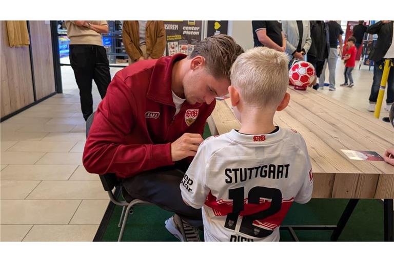 Ramon Hendriks unterschreibt das Trikot eines jungen VfB-Fans.