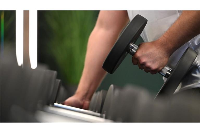 Ran an die Hanteln: ein Mann beim Training in einem Fitnessstudio.