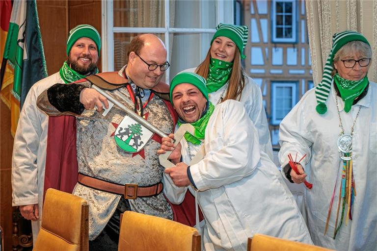 Rangeln mit dem Bürgermeister um den Schlüssel macht ganz offensichtlich Freude. Fotos: Stefan Bossow
