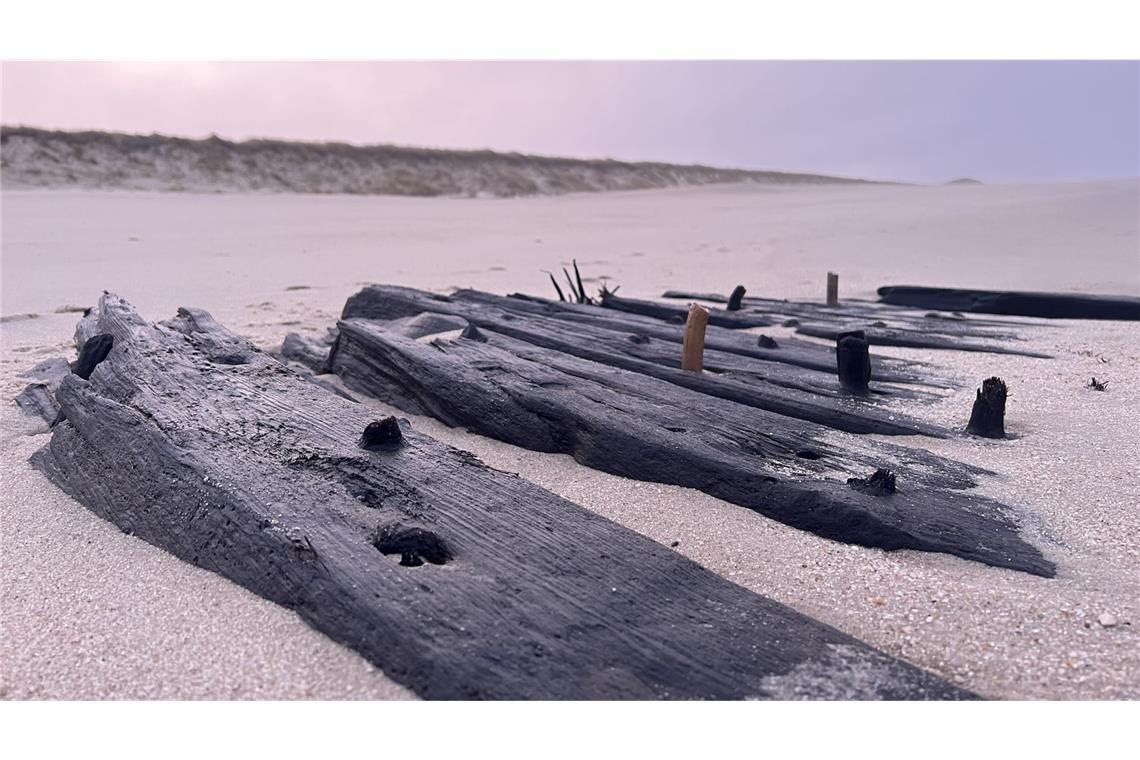 Historisches Schiffswrack an Sylter Strand freigespült Rantum: Verwitterte Überreste eines Schiffes liegen bei Ebbe am Strand vor Sylt (Rantum).