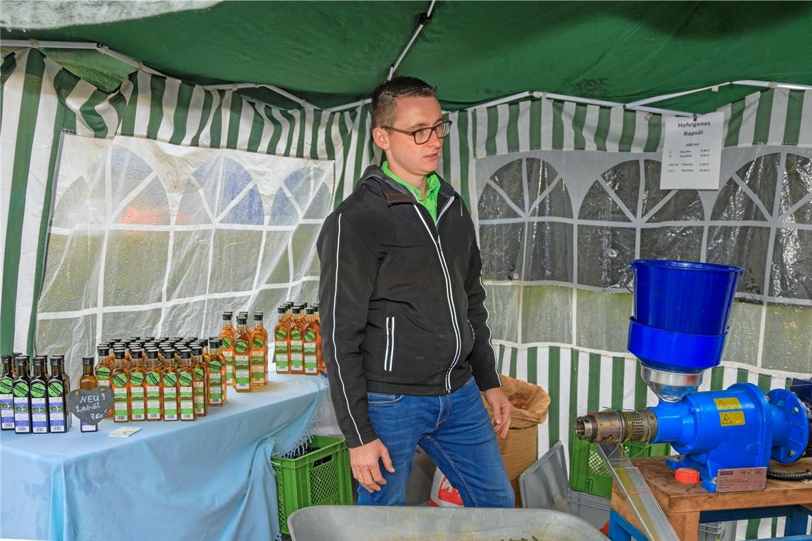 Markttag für ein wetterrobustes Publikum Raphael Fleisch zeigt, wie auf dem Hof Rapsöl gemahlen wird.