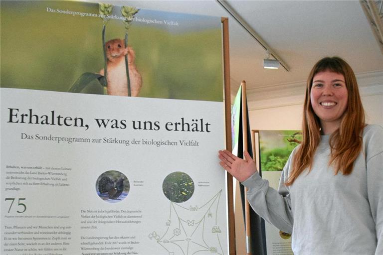 Raphaela Prodöhl ist im Februar als neue Mitarbeiterin zum Naturparkteam gestoßen. In Zusammenarbeit mit dem Landesministerium für Ländlichen Raum konnte sie die Ausstellung ins Naturparkzentrum holen. Foto: Elisabeth Klaper