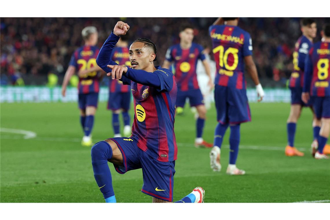 Raphinha feiert das siebte Tor seines Teams. Der FC Barcelona ist nach einem Torfestival ins Viertelfinale der Champions League eingezogen.